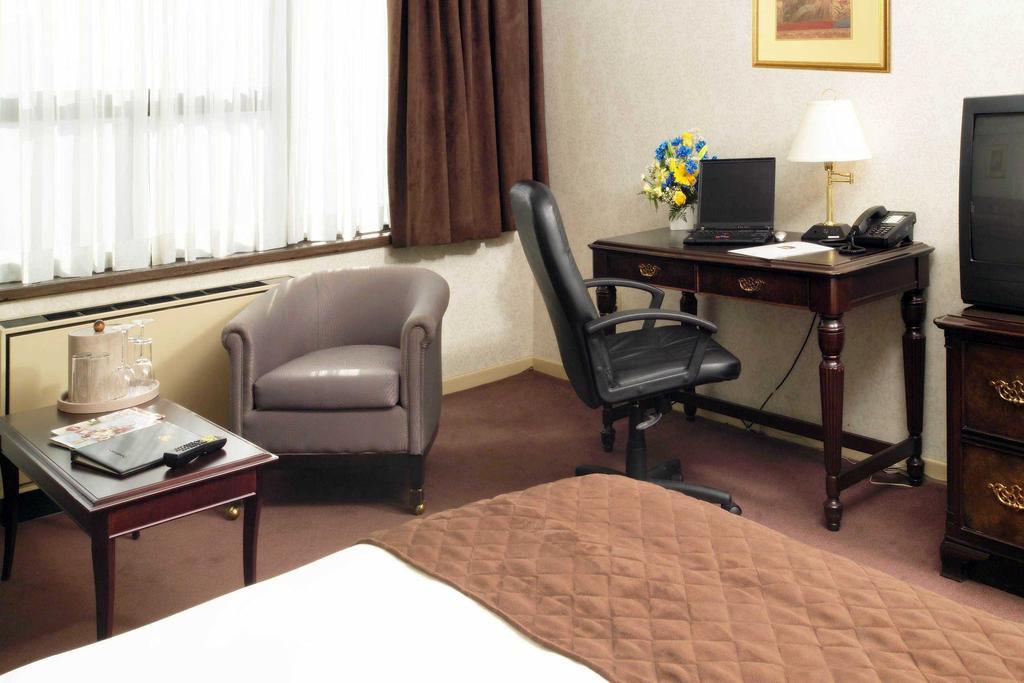 Best Western Primrose Hotel Downtown Toronto Room photo